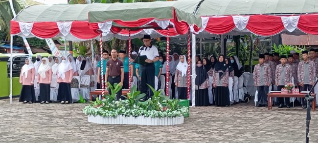 H. Arbaja, Kepala Kemenag Kabupaten Barsel (di atas mimbar) saat membacakan pidato Menteri Kemenag RI pada peringatan HAB ke-78, bertempat dihalaman Kantor Kemenag setempat, jalan Pelita Raya, Rabu (3/12/2023). Foto. Alifansyah/1tulah.com