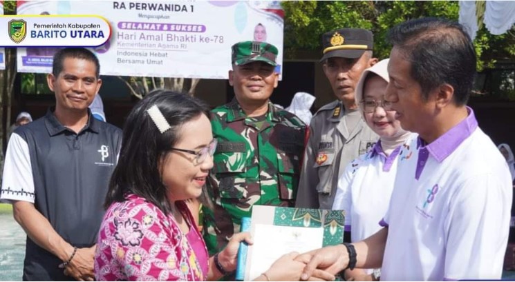 Pj. Bupati Barito Utara Drs.Muhlis menyerahkan penghargaan dalam rangka Hari Peringatan Amal Bakti ke-78 Kementerian Agama RI, Rabu (3/12/2023). Foto:Delia/1tulah.com