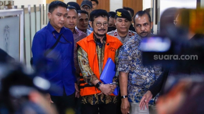 Tersangka Mantan Menteri Pertanian Syahrul Yasin Limpo (tengah) usai menjalani pemeriksaan di Bareskrim Mabes Polri, Jakarta, Kamis (11/1/2024) (sumber: suara.com)