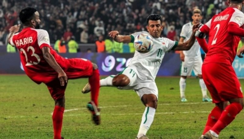 Gelandang timnas Irak Amjad Attwan (tengah) menendang bola pada pertandinganfinal Piala Teluk Arab ke-25 antara Irak vs Oman di Stadion Internasional Basra di kota selatan Irak pada 19 Januari 2023. AHMAD AL-RUBAYE / AFP.