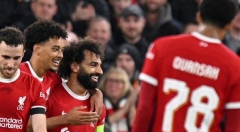 Striker Liverpool #11 Mohamed Salah (tengah) merayakan golnya ke gawang Toulouse pada pertandingan grup E Liga Eropa UEFA di Anfield di Liverpool pada 26 Oktober 2023. Oli SCARFF / AFP
Suara.com 