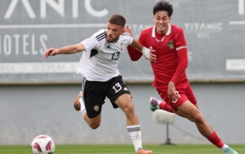 Pemain Timnas Indonesia Rafael Struick saat berduel dengan pemain Libya saat kedua tim berhadapan dalam laga uji coba (Dok. PSSI).