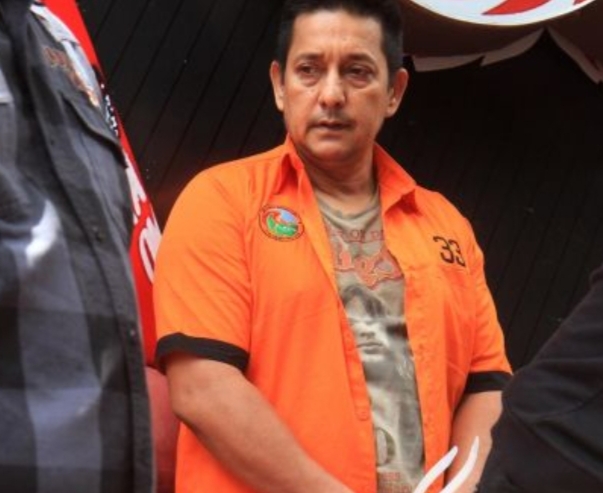 Aktor Ibrahim Salahuddin alias Ibra Azhari (kanan) dihadirkan dalam rilis penyalahgunaan narkotika di Dit Resnaroba Polda Metro Jaya, Jakarta, Senin (23/12). [Suara.com/Oke Atmaja]