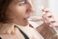 Ilustrasi wanita minum air (Unsplash/enginakyurt)