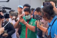 Ibra Azhari usai menjalani tes kesehatan atas kasus penyalahgunaan narkoba di Mapolres Metro Jakarta Barat, Jumat (5/1/2024). [Suara.com/Adiyoga Priyambodo]