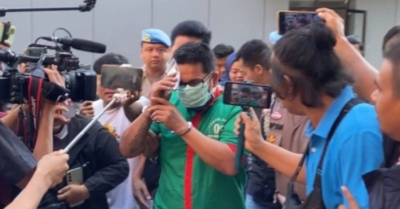 Ibra Azhari usai menjalani tes kesehatan atas kasus penyalahgunaan narkoba di Mapolres Metro Jakarta Barat, Jumat (5/1/2024). [Suara.com/Adiyoga Priyambodo]