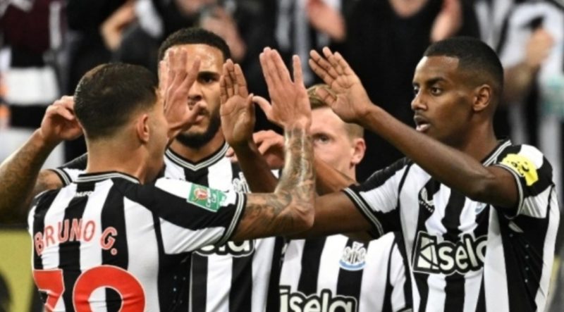 Striker Newcastle United asal Swedia, Alexander Isak (kanan) melakukan selebrasi usai mencetak gol pembuka pada pertandingan putaran ketiga Piala Liga Inggris 2023-2024 antara Newcastle United vs Manchester City di St James' Park di Newcastle-upon-Tyne, timur laut Inggris pada 27 September. 2023. Oli SCARFF / AFP.
