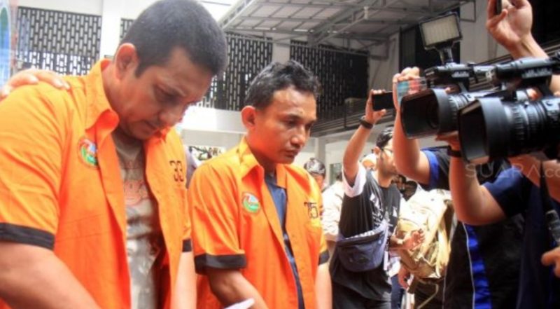 Artis Ibrahim Salahuddin alias Ibra Azhari (kanan) di Polda Metro Jaya, Jakarta. [Suara.com/Oke Atmaja]
