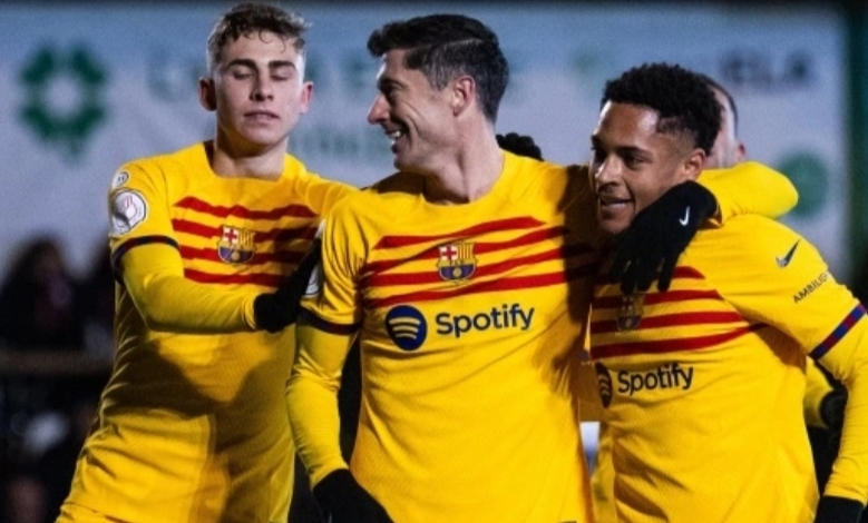 Penyerang Barcelona, Robert Lewandowski melakukan selebrasi dengan rekan-rekannya setelah mencetak gol ke gawang tim divisi empat, Barbastro dalam laga 32 besar Copa del Rey 2023-2024 di Municipal de Deportes, Senin (8/1/2024). [Dok. Barcelona