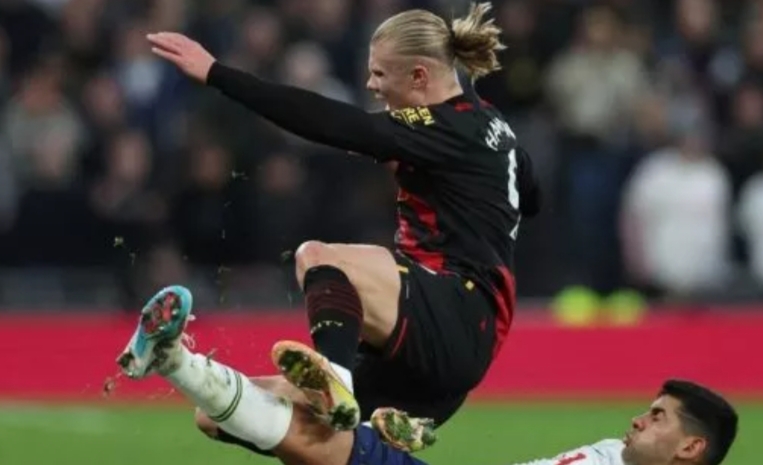 Bek Tottenham Hotspur asal Argentina Cristian Romero (kanan) melakukan pelanggaran terhadap penyerang Manchester City asal Norwegia Erling Haaland (kiri) dan menerima kartu kuning selama pertandingan pekan ke-22 Liga Inggris antara Tottenham Hotspur vs Manchester City di Stadion Tottenham Hotspur di London, pada 5 Februari , 2023. Adrian DENNIS / AFP.