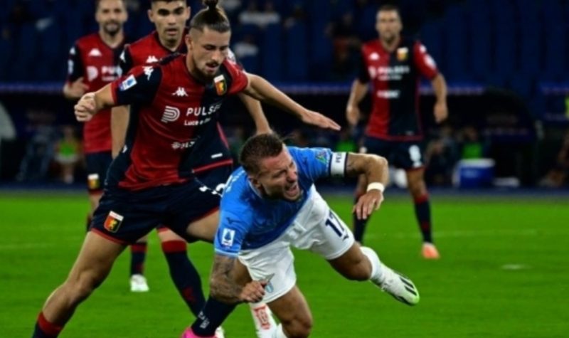 Bek sentral Genoa, Radu Dragusin (kiri). [Tiziana FABI / AFP]