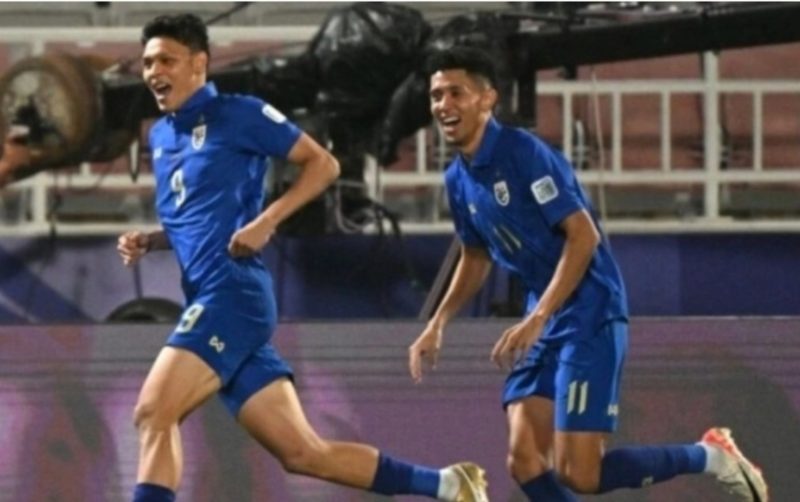 Selebrasi pemain Thailand Supachai Chaided setelah mencetak gol dalam pertandingan grup F Piala Asia lawan Kirgistan di Stadion Abdullah bin Khalifa, Doha pada Selasa (16/1/2024). ANTARA/HO-the-afc.com)