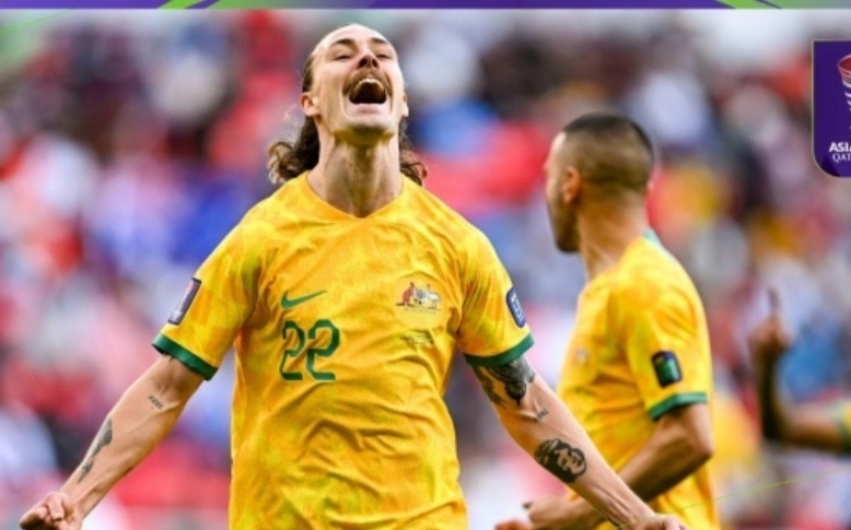 Pemain timnas Australia, Jackson Irvine melakukan selebrasi usai mencetak gol pembuka timnya ke gawang India dalam matchday pertama Grup B Piala Asia 2023 di Stadion Ahmad Bin Ali, Qatar, Sabtu (13/1/2024). [Dok. AFC]