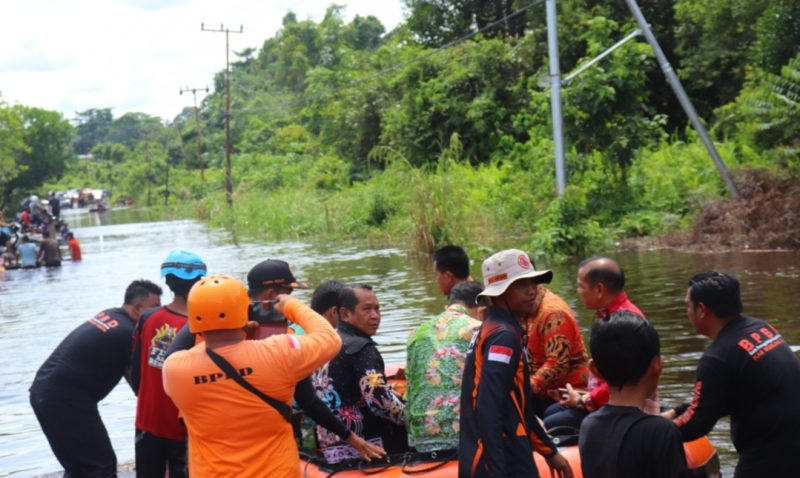 Pj Bupati Hermon saat memantau banjir dan meningatkan warga