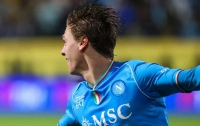 Penyerang Napoli #23 Alessio Zerbin merayakan golnya pada pertandingan sepak bola semifinal Piala Super Italia antara Napoli dan Fiorentina di Stadion Al-Awwal Park di Riyadh, pada 18 Januari 2024.Fayez NURELDINE / AFP