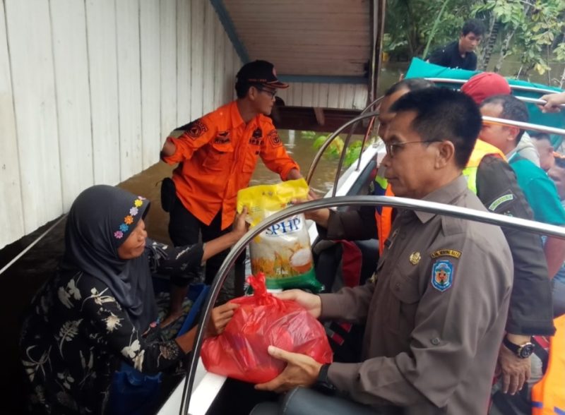 Pj Bupati Mura Hermon saat menyerahkan bantuan untuk korban banjir, Jumat (19/1/2024). (foto : 1tulah.com)