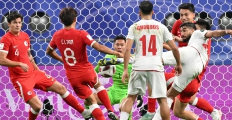 Penjaga gawang Hong Kong Yapp Hung Fai melihat penyerang Iran Shahriyar Moghanlou menendang bola pada pertandingan Grup C Piala Asia AFC 2023 Qatar antara Hong Kong dan Iran di Stadion Internasional Khalifa di Doha pada 19 Januari 2024. HECTOR RETAMAL / AFP