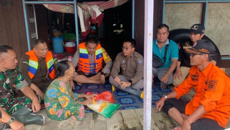 Forkopimda Mura sangat peduli terhadap warga terdampak banjir. (Foto :1tulah.com)