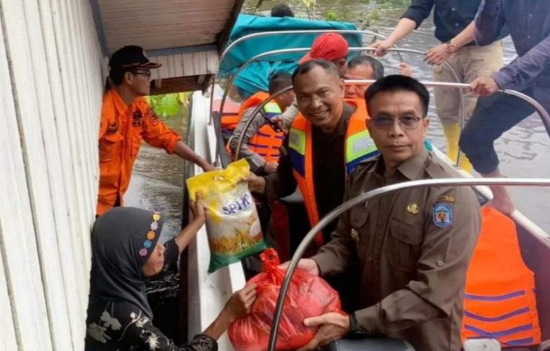 Pemkab Murung Raya serahkan bantuan untuk korban banjir. (foto: 1tulah.com)