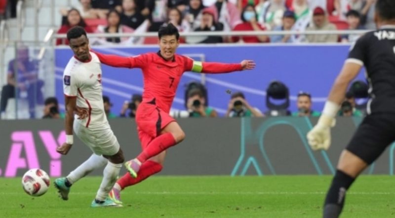 Bek Yordania #03 Abdallah Nasib dan gelandang Korea Selatan #07 Son Heung-min berebut bola pada pertandingan kedua Grup E Piala Asia 2023 antara Yordania vs Korea Selatan di Stadion Al-Thumama di Doha pada 20 Januari 2024. Giuseppe CACACE / AFP.