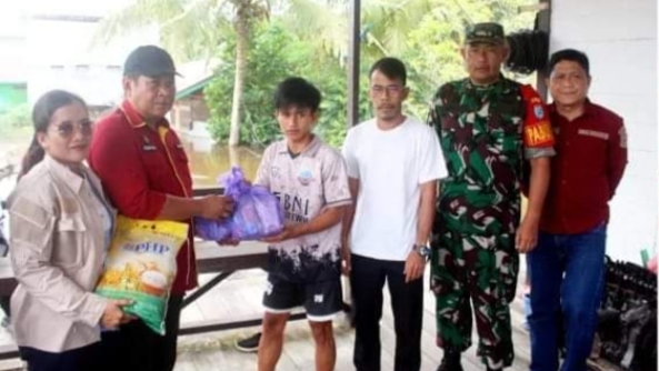 Pemkab Murung Raya menyalurkan bantuan untuk warga terdampak banjir di 4 Desa, Sabtu (20/1/2024). (Foto :1tulah.com)