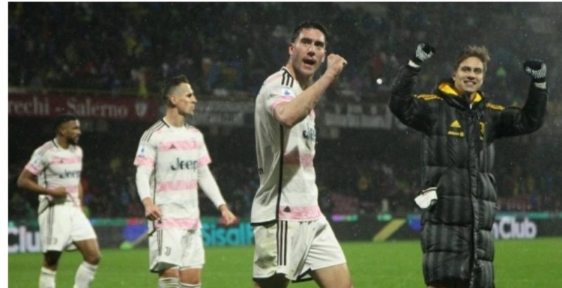Penyerang Juventus asal Serbia #9 Dusan Vlahovic melakukan selebrasi di akhir pertandingan pekan ke-19 Liga Italia 2023-2024 antara US Salernitana vs Juventus FC di Stadion Arechi, di Salerno, pada 7 Januari 2024. CARLO HERMANN / AFP.