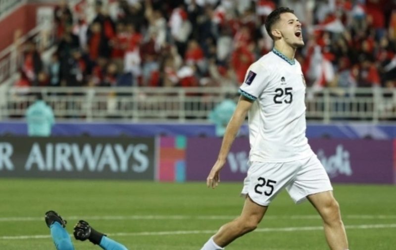 Pemain Timnas Indonesia, Justin Hubner (kanan) merayakan kemenangan lawan Vietnam pada laga Piala Asia 2023 di Stadion Abdullah bin Khalifa, Doha, Qatar, Jumat (19/1/2024) malam WIB. [AFP]

