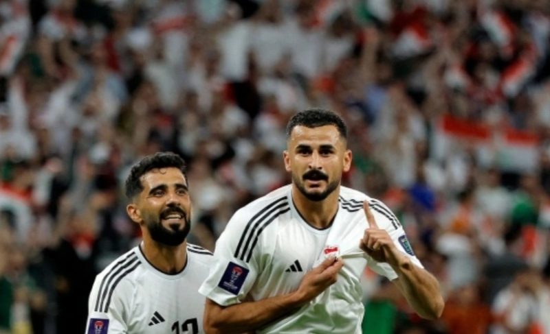 Penyerang Irak Aymen Hussein selebrasi dengan rekan setimnya gelandang Bashar Resan setelah mencetak gol ketiga timnya saat pertandingan sepak bola Grup D Piala Asia 2023 antara Indonesia dan Irak di Stadion Ahmad bin Ali di Al-Rayyan, Doha, Qatar, Senin (15/1/2024). [KARIM JAAFAR / AFP]