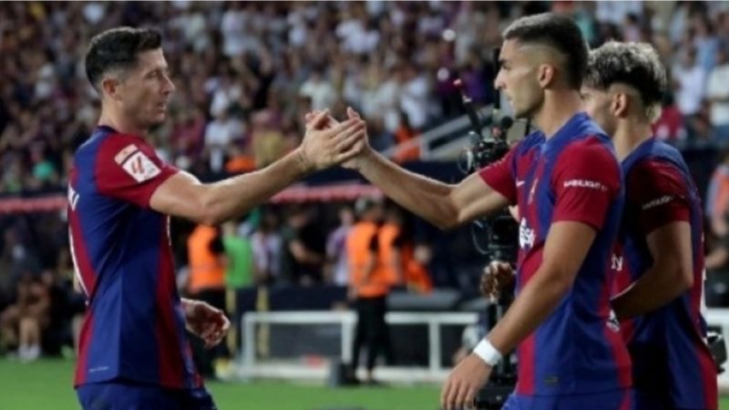 Penyerang Barcelona Ferran Torres merayakan golnya dengan Robert Lewandowski pada pertandingan sepak bola Liga Spanyol antara FC Barcelona dan Cadiz CF di Stadion Olimpiade Lluis Companys di Barcelona pada 20 Agustus 2023. LLUIS GENE / AFP