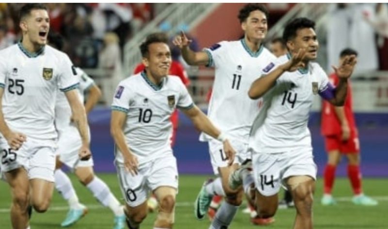 Para pemain Timnas Indonesia merayakan gol ke gawang Vietnam pada laga Piala Asia 2023 di Stadion Abdullah bin Khalifa, Doha, Qatar, 19 January 2024. [KARIM JAAFAR / AFP]