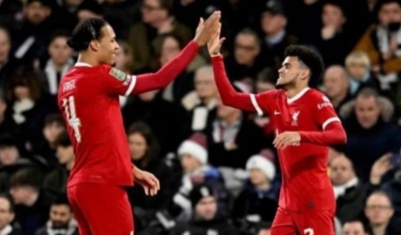 Luis Diaz (kiri) melakukan selebrasi dengan rekan setimnya Virgil van Dijk setelah mencetak gol untuk Liverpool dalam pertandingan leg kedua semifinal Carabao Cup lawan Fulham di Craven Cottage pada Kamis (25/1/2024). ANTARA/HO-Livepoolfc