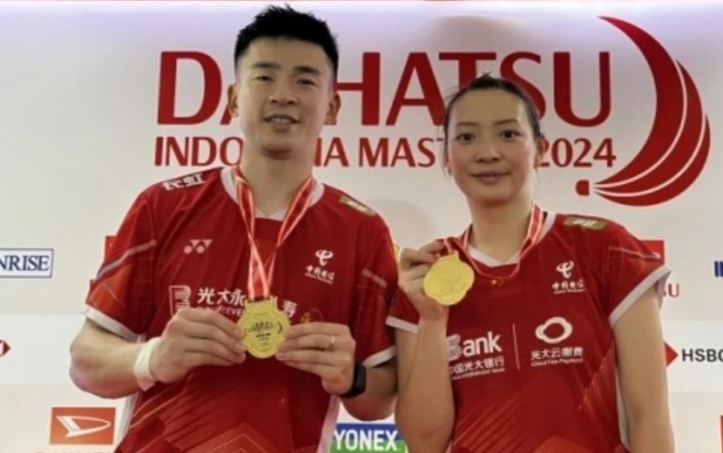 Ganda campuran China Zheng Si Wei/Huang Ya Qiong berpose dengan medali emas Indonesia Masters 2024 di Istora Senayan Jakarta, Minggu (28/1/2024). (ANTARA/Arnidhya Nur Zhafira)