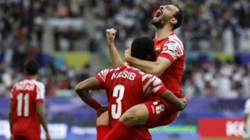 Para pemain Yordania merayakan gol ke gawang Irak di babak 16 besar Piala Asia 2023 yang digelar di Stadion Internasional Khalifa di Doha pada 29 Januari 2024. KARIM JAAFAR / AFP