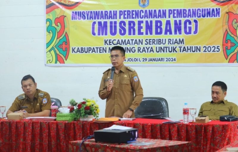 Pj Bupati Murung Raya Hermon memberikan arahan dala kegiatan Musrenbang di Kecamatan Seribu Riam, Senin (29/1/2024). (Foto :'1tulah com)