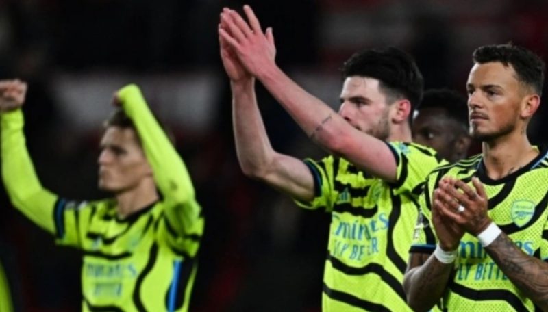 Para pemain Arsenal memberikan aplaus pada suporter usai laga Liga Inggris kontra Nottingham Forest di City Ground, Rabu (31/1/2024) dini hari WIB. [PAUL ELLIS / AFP]
