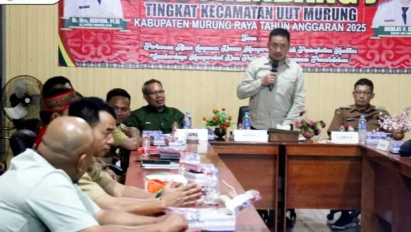 Asisten II Setda Mura Fery Hardi saat sambutan  dapam Musrenbang di Kecamatan Uut Murung. (Foto: Diskominfo SP)