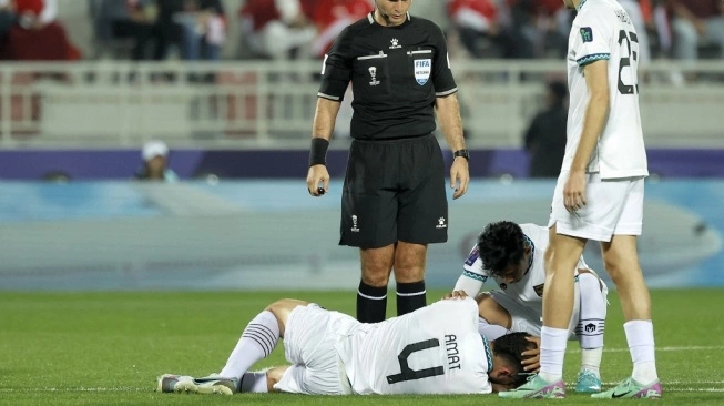 Bek Timnas Indonesia, Jordi Amat (bawah) mengalami cedera pada laga Piala Asia 2023 kontra Vietnam di Stadion Abdullah bin Khalifa, Doha, Qatar, 19 Januari 2024 (sumber: suara.com)