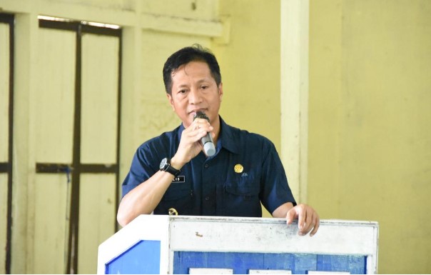 Penjabat Bupati (Pj) Barito Utara Drs Muhlis saat memberikan sambutan pada kunjungan kerjanya dalam rangka silaturahmi sekaligus kunjungan kerja, bersama-sama seluruh jajaran Forkompinda dan perangkat daerah yang ada di kabupaten Barito Utara, Kamis (18/1/2024). Foto:Delia/1tulah.com