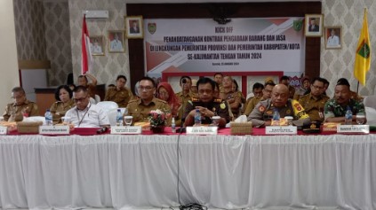 Eddy Purwanto, Sekda Barsel (tengah kiri) bersama jajarannya dan Forkopimda saat menghadiri acara penandatangan kontrak brang dan jasa tahun anggran 2024 bersama Pemprov Kalteng secara virtual, di Buntok, Senin (29/1/2024). Foto. Alifansyah/1tulah.com