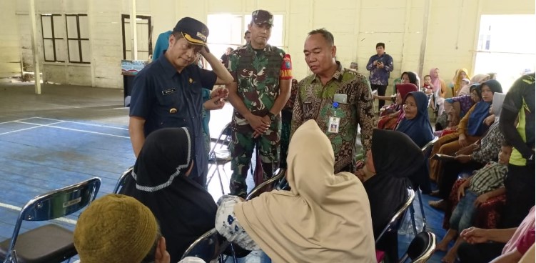 Kodim 1013 Muara teweh menggelar bakti sosial pengobatan dan sunatan massal di lokasi banjir di Kecamatan lahei dan Lahei Barat, Kamis (18/01/24). Foto:Delia/1tulah.com
