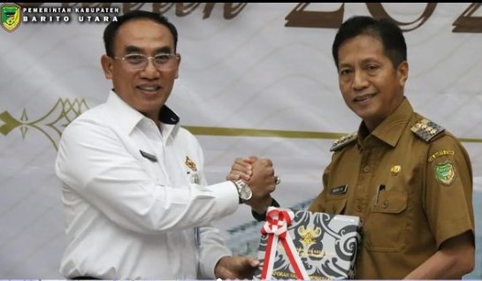 Pj. Bupati Barito Utara dan Ketua DPRD menerima Laporan Hasil Pemeriksaan (LHP), dengan tujuan tertentu semester II tahun 2023 yang diserahkan oleh Kepala BPK Perwakilan Prov. Kalteng di auditorium kantor BPK Perwakilan Prov Kalteng, Senin (15/1/2024). Foto:Delia/1tulah.com