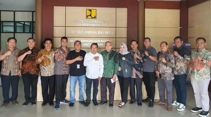 Anggota DPRD Barut saat melakukan kunjungan kerja Kantor Balai Pelaksanaan Jalan Nasional (BPJN)Kalteng di Palangka Raya, Jumat (5/1/2024). Foto:Delia/1tulah.com