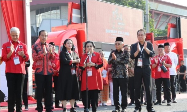 Presiden Jokowi bersama Megawati Soekarnoputri beserta elit PDIP di Rakernas IV PDIP, Jiexpo Kemayoran, Jakarta, Jumat (29/9/2023) lalu. (Suara.com/Bagaskara)
