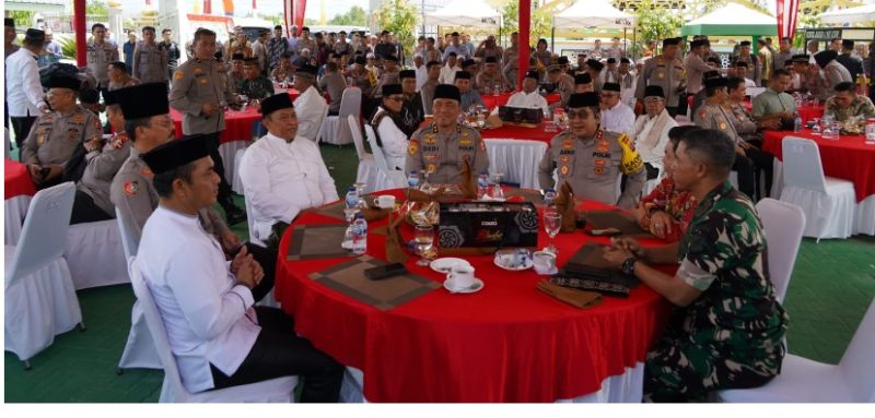 Wakil Gubernur Kalteng H. Edy Pratowo beserta pejabat utama Polda Kalteng menghadiri peresmian Masjid Natabel Jannah yang berlokasi di Jalan Lamtoro Gung, Kelurahan Panarung, Kecamatan Pahandut, Kota Palangka Raya, Jumat (12/01/2024).  Foto:Istimewa
