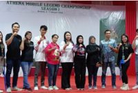 Ketua Koni Barsel, Idariani (tengah) didampingi Ketua E-Sport Barsel, perwakilan dari Disporaparbud dan panitia pelaksana, berfoto bersama usai membuka acara Athena Mobile Legends Championship season I, bertempat di GPU Jaro Pirarahan, Jalan Pahlawan, Buntok, Sabtu (6/1/2024). 
Foto. Alifansyah/1tulah.com

