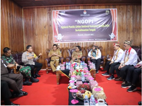 Asisten II, Rahmat Nuryadin mewakili Pj. Bupati (tengah) didampingi Kepala Badan Kesbangpol (tengah kiri) saat mengobrol dengan Kapolres Barsel AKBP Asep Bangbang Saputra (kiri) bersama Ketua KPU dan Bawaslu serta Dandim 1012/BTK, sebelum mengikuti acara Ngobrol Pemilu 2024 lintas sektoral, di Buntok, Senin (8/1/2024).
Foto. Alifansyah/1tulah.com

