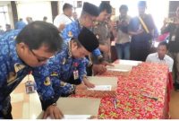 Kepala Organisasi Perangkat Daerah se-Kabupaten Barito Timur (Bartim) menandatangani Perjanjian Kinerja dan Pakta Integritas tahun 2024 di Ruang Rapat Bupati Bartim. Foto: 1tulah.com/zakirin