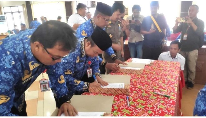 Kepala Organisasi Perangkat Daerah se-Kabupaten Barito Timur (Bartim) menandatangani Perjanjian Kinerja dan Pakta Integritas tahun 2024 di Ruang Rapat Bupati Bartim. Foto: 1tulah.com/zakirin