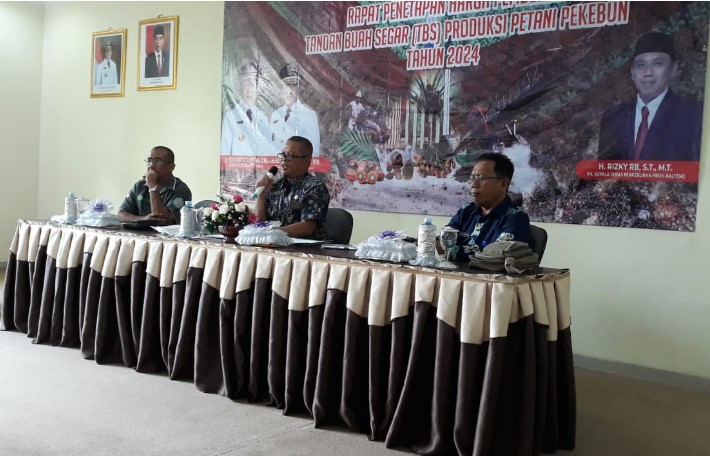Rapat Penetapan Harga Tandan Buah segar (TBS) Kelapa Sawit Produksi Pekebun periode bulan Desember 2023, bertempat di Aula Dinas Perkebunan, Kamis (4/1/2024). Foto:Istimewa