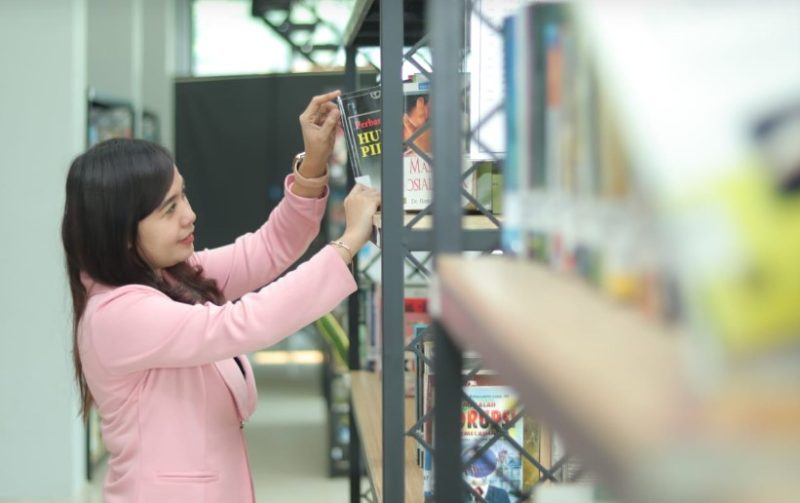 Ilustrasi: Mencari buku di perpustakaan.
